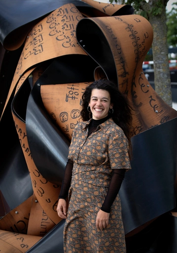Cecilia Rebergen naast haar sculptuur